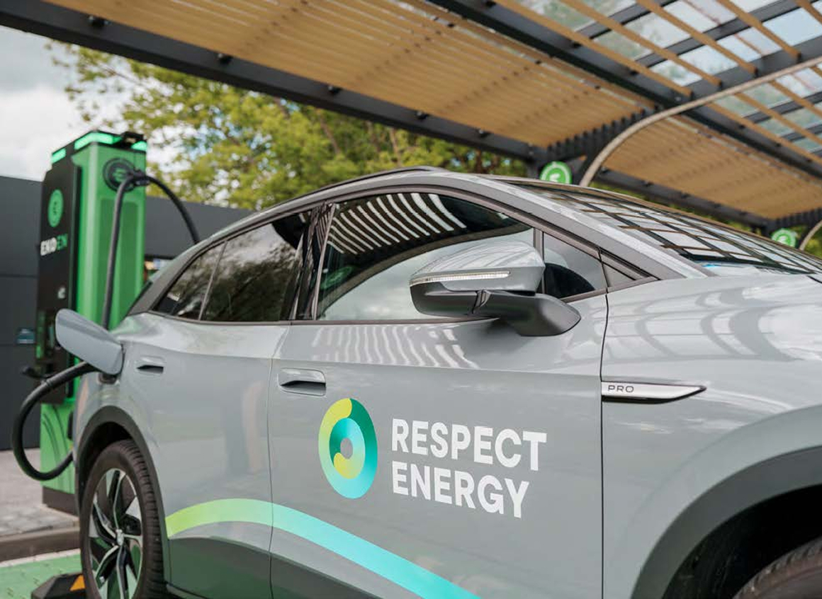Samochód elektryczny z logo Respect Energy
